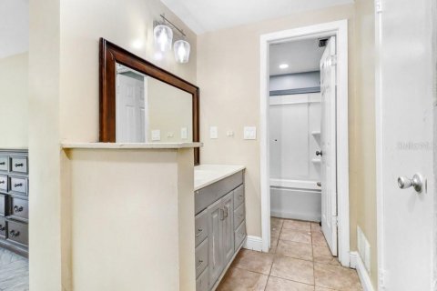 House in Tampa, Florida 4 bedrooms, 206.06 sq.m. № 2420289 - photo 28