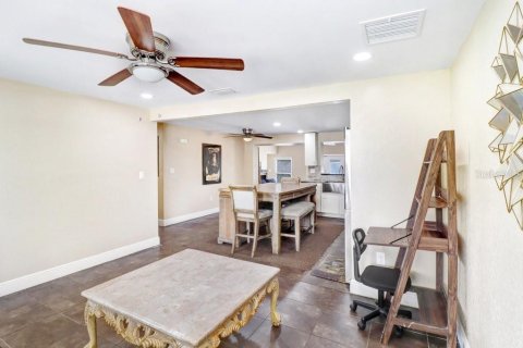 House in Tampa, Florida 4 bedrooms, 206.06 sq.m. № 2420289 - photo 14
