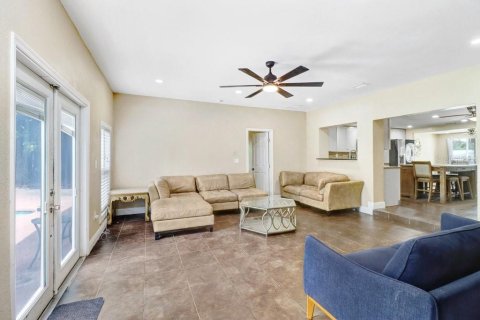 House in Tampa, Florida 4 bedrooms, 206.06 sq.m. № 2420289 - photo 22