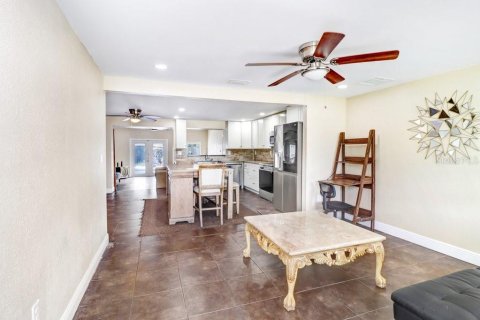 House in Tampa, Florida 4 bedrooms, 206.06 sq.m. № 2420289 - photo 13