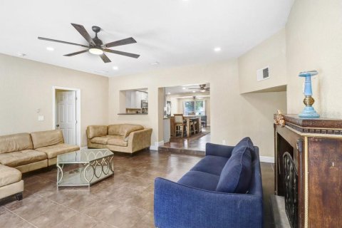 House in Tampa, Florida 4 bedrooms, 206.06 sq.m. № 2420289 - photo 24