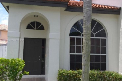 Villa ou maison à louer à Pembroke Pines, Floride: 4 chambres, 205.59 m2 № 2168372 - photo 2