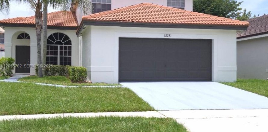 Villa ou maison à Pembroke Pines, Floride 4 chambres, 205.59 m2 № 2168372