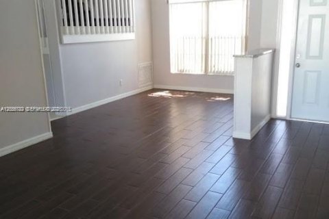 Villa ou maison à louer à Pembroke Pines, Floride: 4 chambres, 205.59 m2 № 2168372 - photo 5