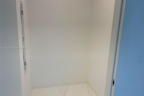 Condo in Miami, Florida, 1 bedroom  № 2002763 - photo 10