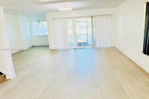 Townhouse in Lauderhill, Florida 3 bedrooms, 190.45 sq.m. № 1713232 - photo 4