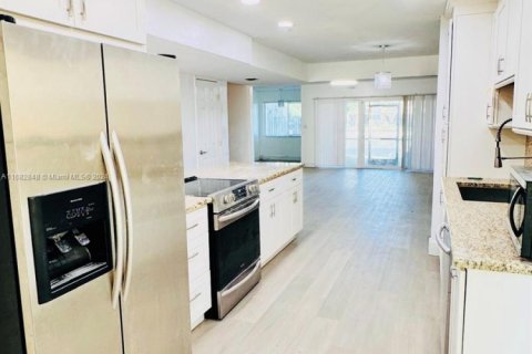 Townhouse in Lauderhill, Florida 3 bedrooms, 190.45 sq.m. № 1713232 - photo 2