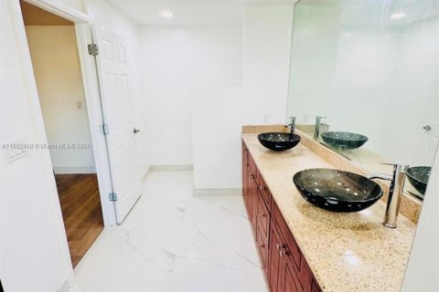 Townhouse in Lauderhill, Florida 3 bedrooms, 190.45 sq.m. № 1713232 - photo 18
