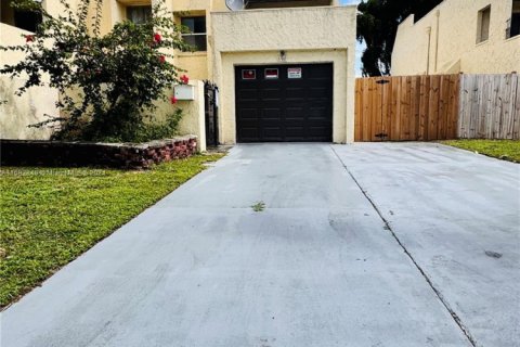 Townhouse in Lauderhill, Florida 3 bedrooms, 190.45 sq.m. № 1713232 - photo 1