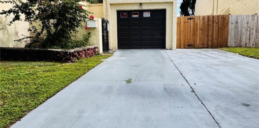 Townhouse in Lauderhill, Florida 3 bedrooms, 190.45 sq.m. № 1713232