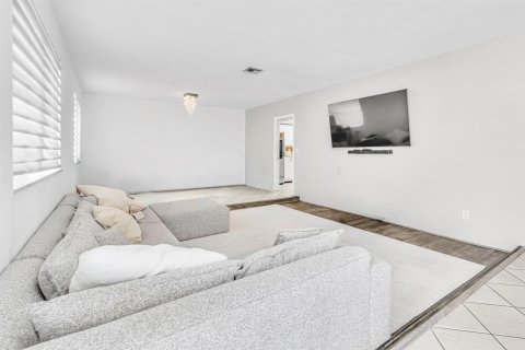 Casa en alquiler en Hollywood, Florida, 3 dormitorios, 171.5 m2 № 2085256 - foto 2