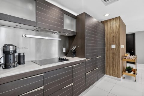 Condo in Miami, Florida, 2 bedrooms  № 2046294 - photo 9