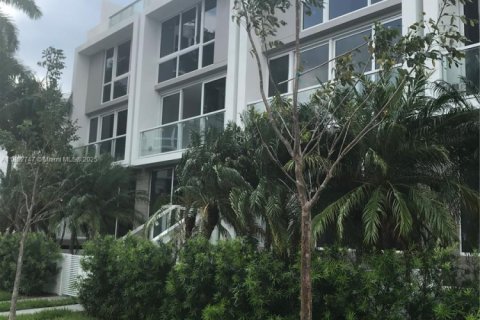 Touwnhouse à louer à Bay Harbor Islands, Floride: 4 chambres, 234.02 m2 № 1865767 - photo 1