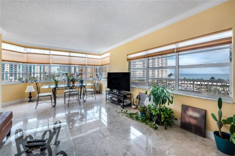 Condo in Hallandale Beach, Florida, 2 bedrooms  № 1696383 - photo 1
