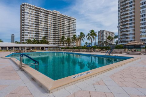 Condo in Hallandale Beach, Florida, 2 bedrooms  № 1696383 - photo 25