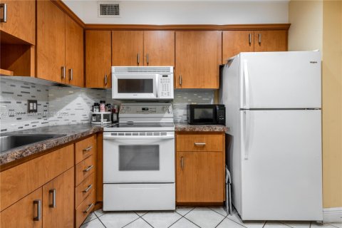 Condo in Hallandale Beach, Florida, 2 bedrooms  № 1696383 - photo 15