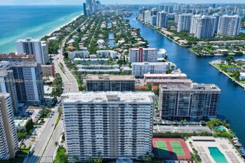 Condo in Hallandale Beach, Florida, 2 bedrooms  № 1696383 - photo 5