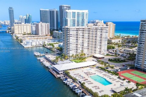 Condo in Hallandale Beach, Florida, 2 bedrooms  № 1696383 - photo 24