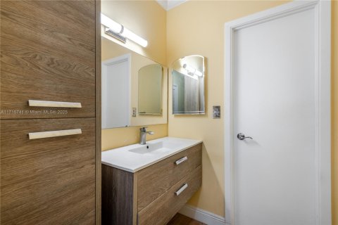Condo in Hallandale Beach, Florida, 2 bedrooms  № 1696383 - photo 21