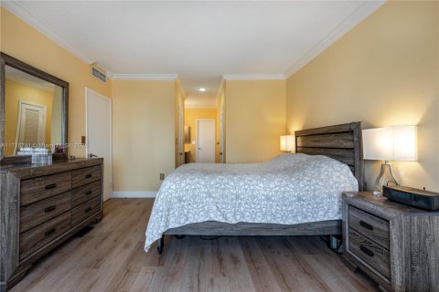 Condo in Hallandale Beach, Florida, 2 bedrooms  № 1696383 - photo 18