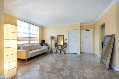 Condo in Hallandale Beach, Florida, 2 bedrooms  № 1696383 - photo 11