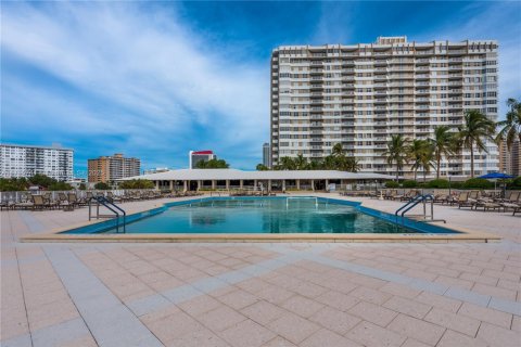 Condo in Hallandale Beach, Florida, 2 bedrooms  № 1696383 - photo 26