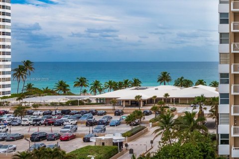 Condo in Hallandale Beach, Florida, 2 bedrooms  № 1696383 - photo 3