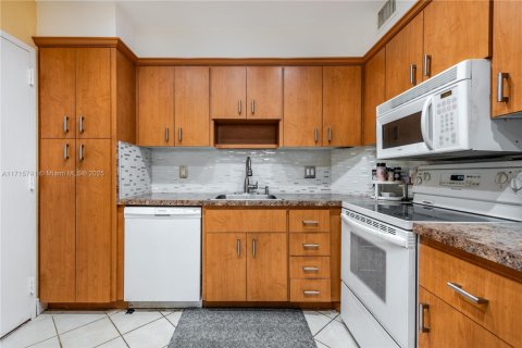 Condo in Hallandale Beach, Florida, 2 bedrooms  № 1696383 - photo 14