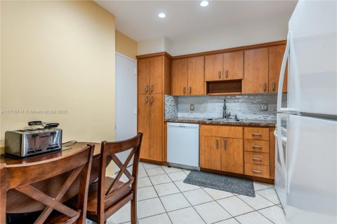 Condo in Hallandale Beach, Florida, 2 bedrooms  № 1696383 - photo 12