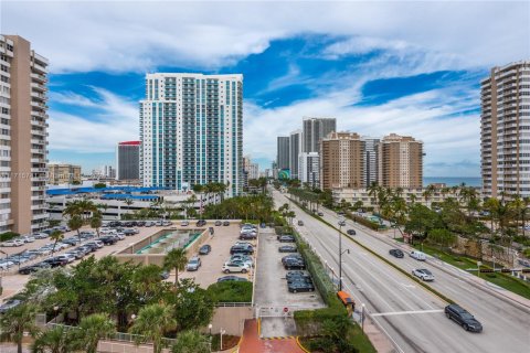 Condo in Hallandale Beach, Florida, 2 bedrooms  № 1696383 - photo 13