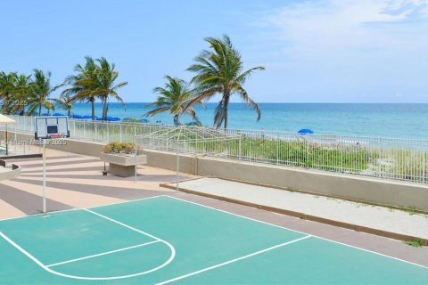 Condo in Hallandale Beach, Florida, 2 bedrooms  № 1696383 - photo 7