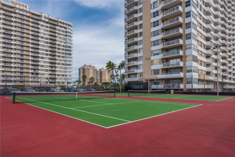 Condo in Hallandale Beach, Florida, 2 bedrooms  № 1696383 - photo 27