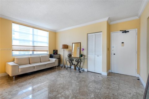 Condo in Hallandale Beach, Florida, 2 bedrooms  № 1696383 - photo 16