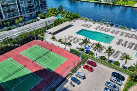 Condo in Hallandale Beach, Florida, 2 bedrooms  № 1696383 - photo 28