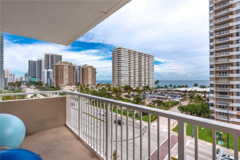 Condo in Hallandale Beach, Florida, 2 bedrooms  № 1696383 - photo 2