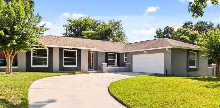House in Maitland, Florida 4 bedrooms, 211.82 sq.m. № 2209300