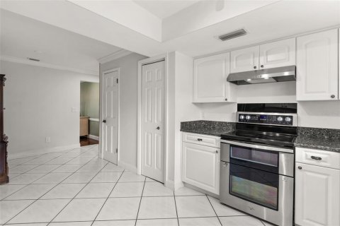 House in Maitland, Florida 4 bedrooms, 211.82 sq.m. № 2209300 - photo 12
