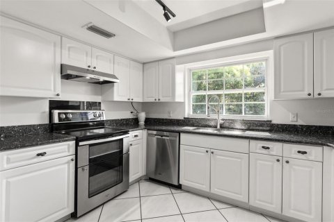 House in Maitland, Florida 4 bedrooms, 211.82 sq.m. № 2209300 - photo 10