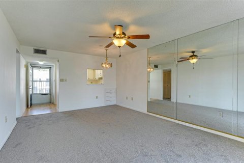 Condo in Bradenton, Florida, 1 bedroom  № 1323574 - photo 6