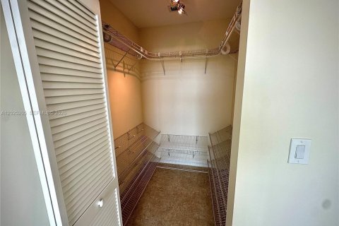 Condo in Miami, Florida, 1 bedroom  № 2086966 - photo 15