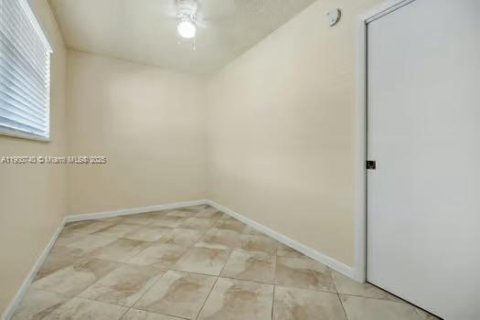 Снять в аренду кондоминиум в Дейви, Флорида 3 спальни, 134.06м2, № 1951588 - фото 10