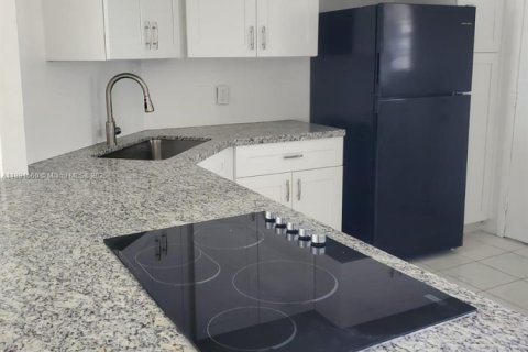 Condo in Lauderhill, Florida, 2 bedrooms  № 1944763 - photo 2