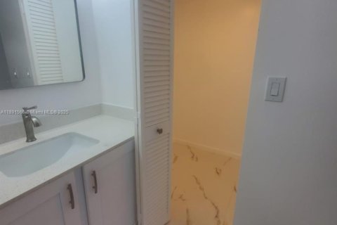 Condo in Lauderhill, Florida, 2 bedrooms  № 1944763 - photo 10
