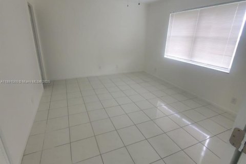 Condo in Lauderhill, Florida, 2 bedrooms  № 1944763 - photo 11