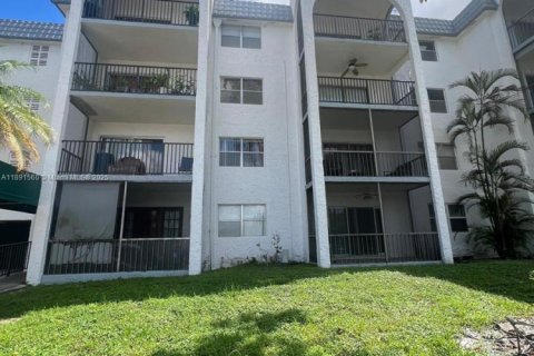 Condo in Lauderhill, Florida, 2 bedrooms  № 1944763 - photo 1