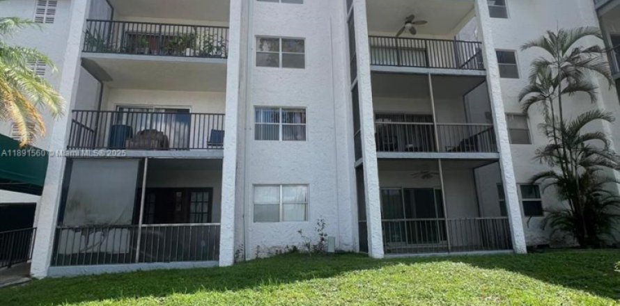 Condo in Lauderhill, Florida, 2 bedrooms № 1944763