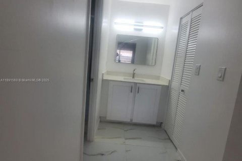 Condo in Lauderhill, Florida, 2 bedrooms  № 1944763 - photo 8
