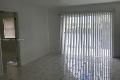 Condo in Lauderhill, Florida, 2 bedrooms  № 1944763 - photo 6