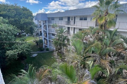 Condo in Lauderhill, Florida, 2 bedrooms  № 1944763 - photo 13