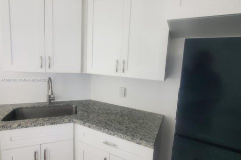 Condo in Lauderhill, Florida, 2 bedrooms  № 1944763 - photo 5